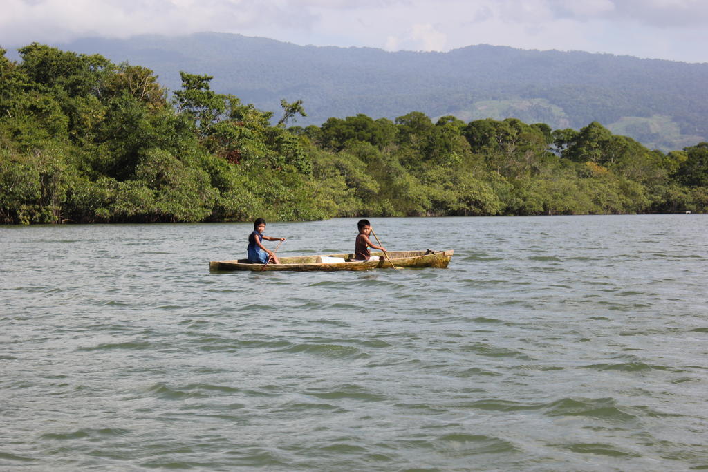 Hotel Y Restaurante Backpackers Rio Dulce Town Exterior foto