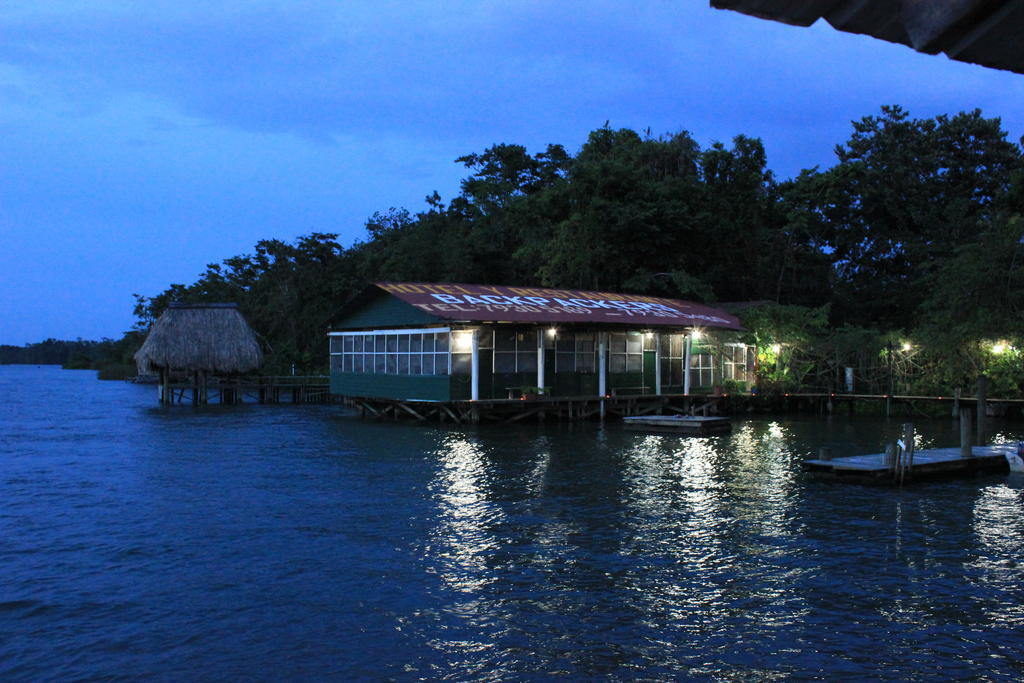 Hotel Y Restaurante Backpackers Rio Dulce Town Exterior foto