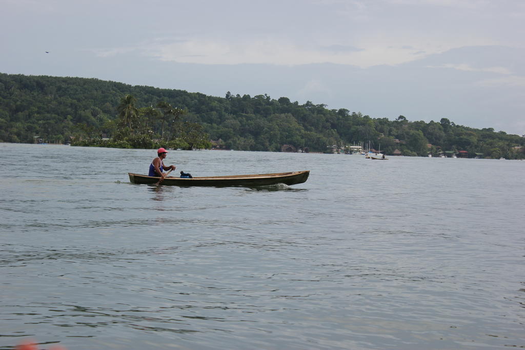Hotel Y Restaurante Backpackers Rio Dulce Town Exterior foto