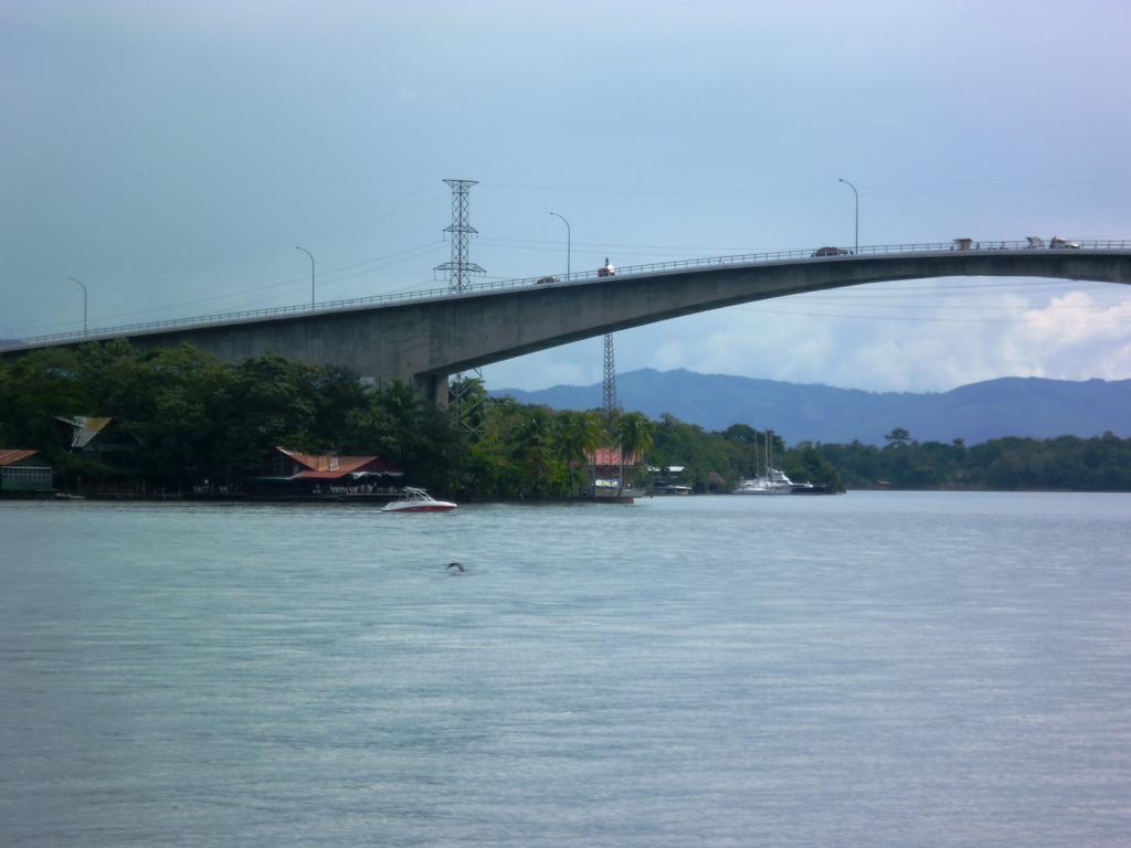 Hotel Y Restaurante Backpackers Rio Dulce Town Exterior foto
