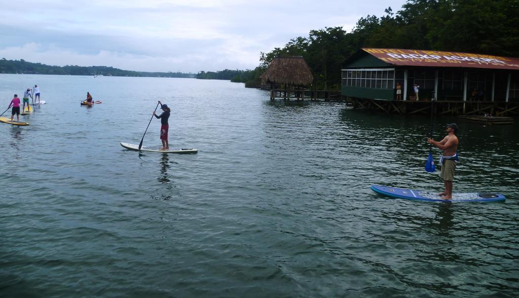 Hotel Y Restaurante Backpackers Rio Dulce Town Exterior foto