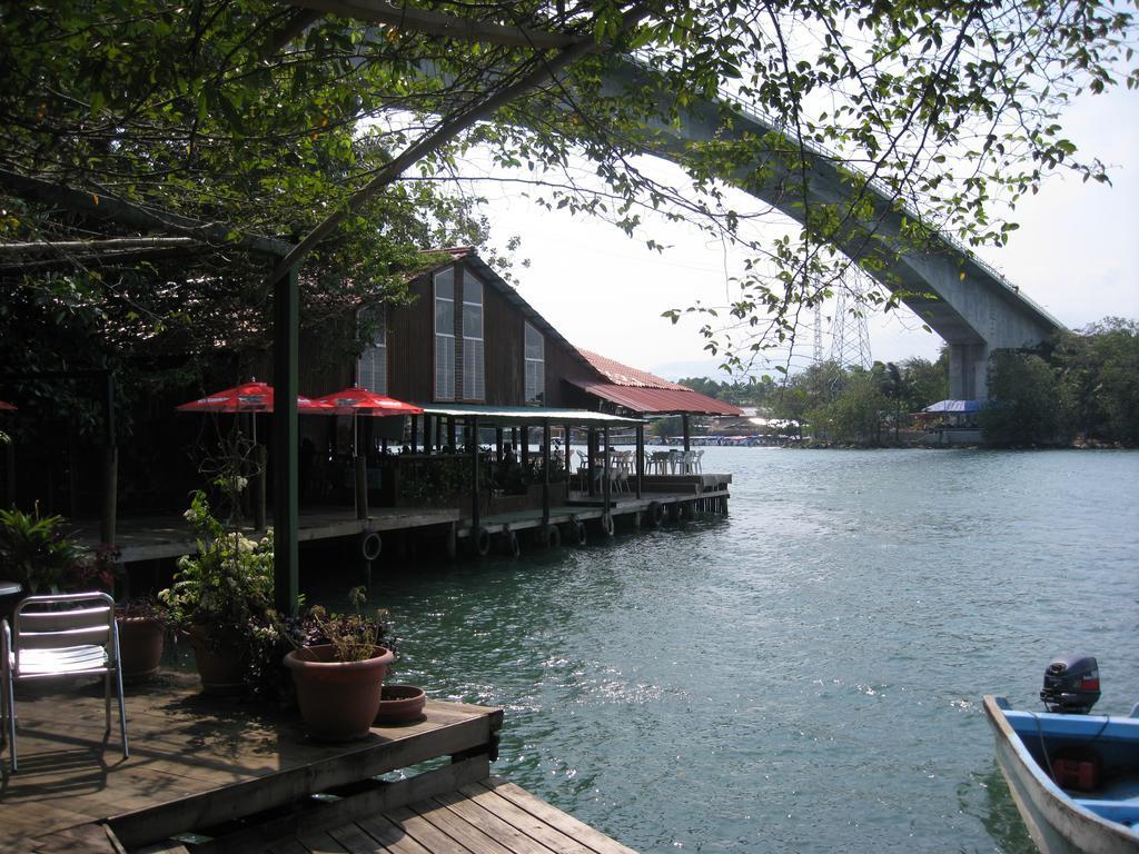 Hotel Y Restaurante Backpackers Rio Dulce Town Exterior foto
