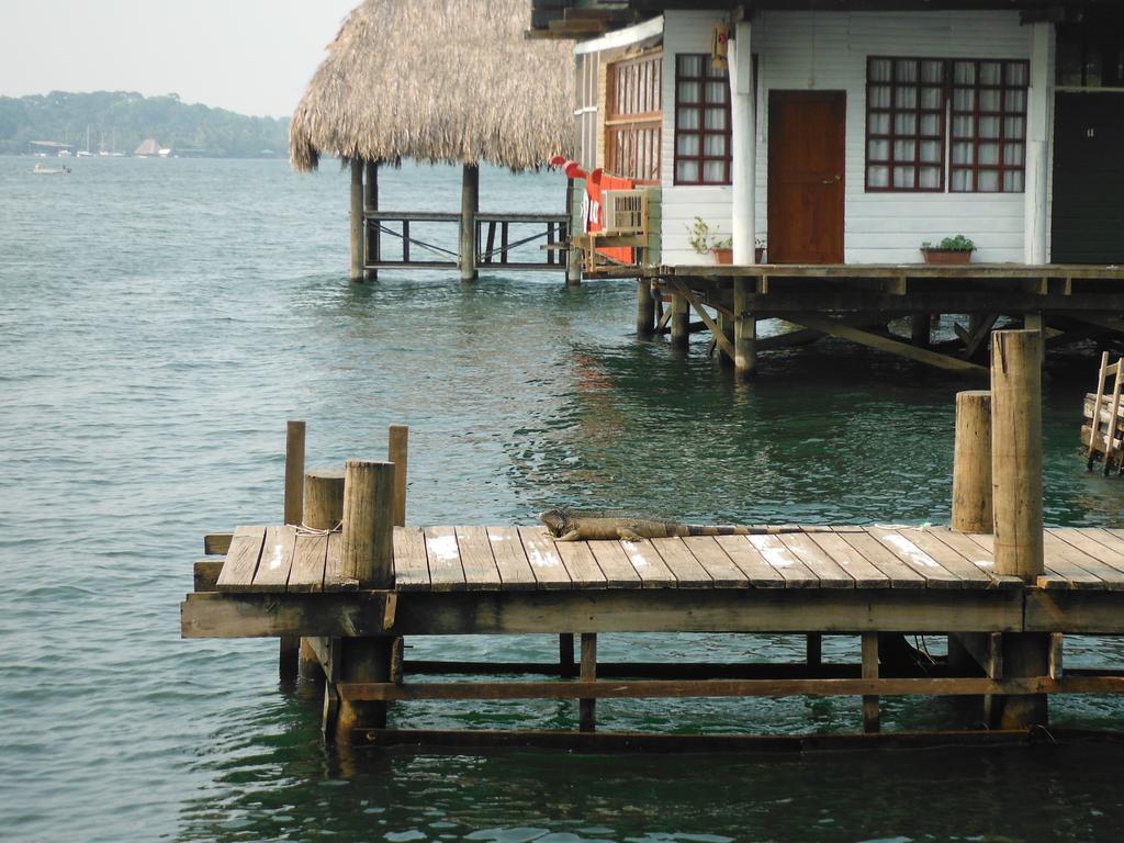 Hotel Y Restaurante Backpackers Rio Dulce Town Exterior foto