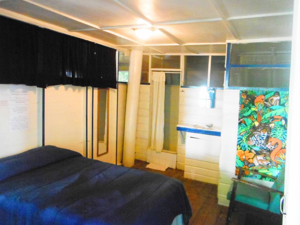 Hotel Y Restaurante Backpackers Rio Dulce Town Quarto foto