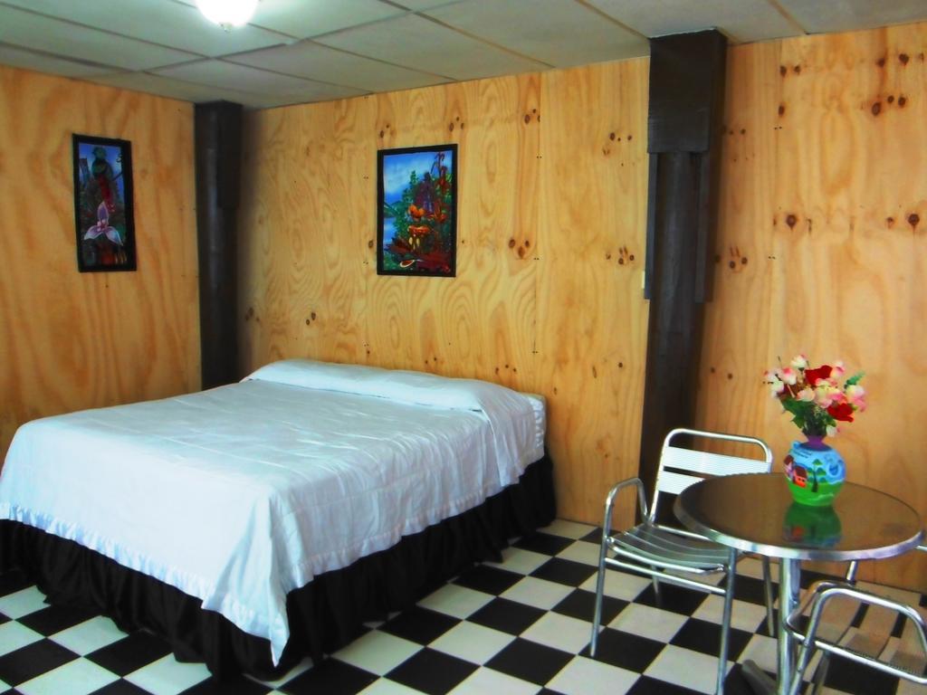 Hotel Y Restaurante Backpackers Rio Dulce Town Quarto foto