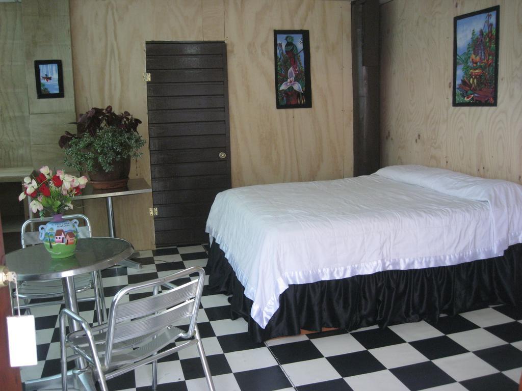 Hotel Y Restaurante Backpackers Rio Dulce Town Quarto foto