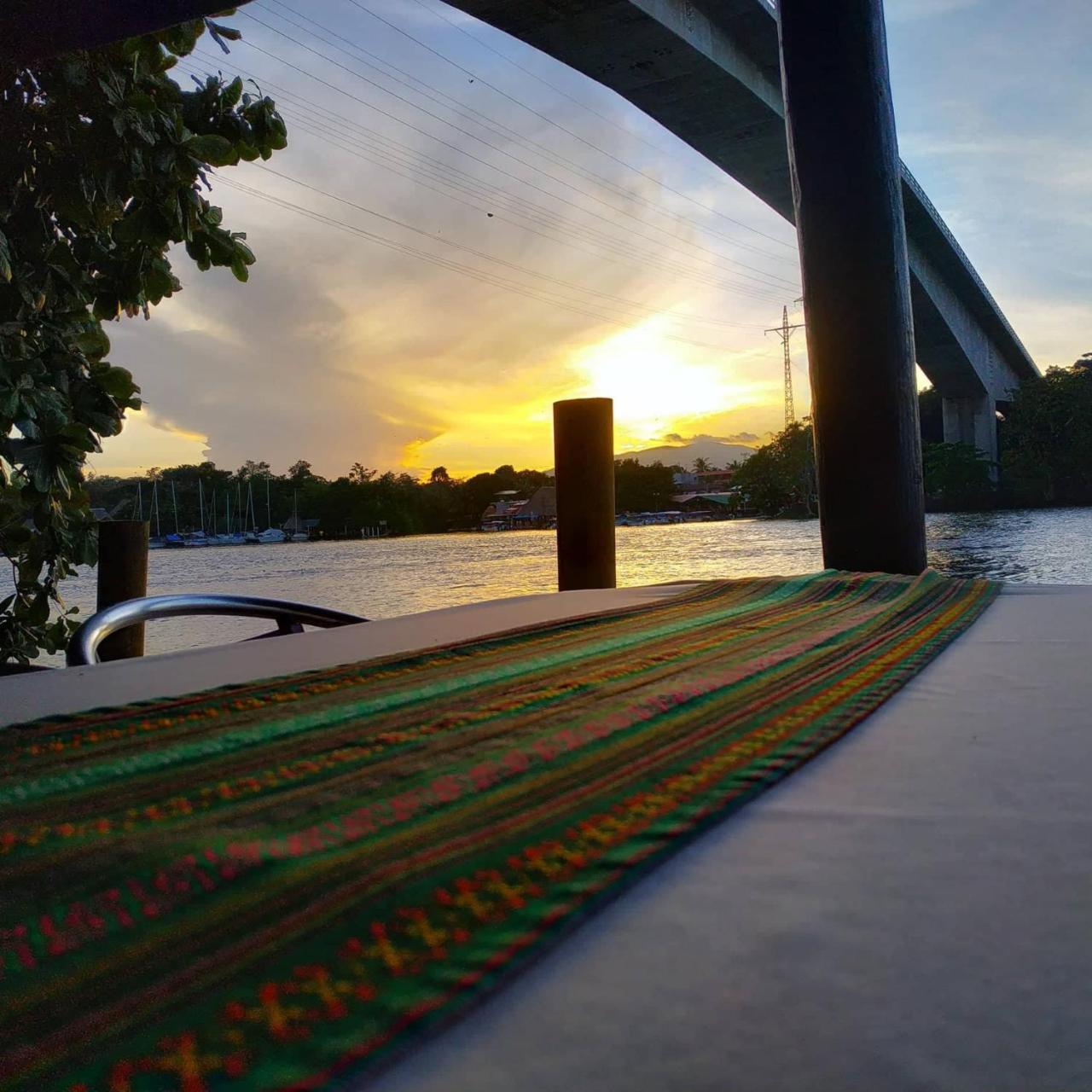 Hotel Y Restaurante Backpackers Rio Dulce Town Exterior foto