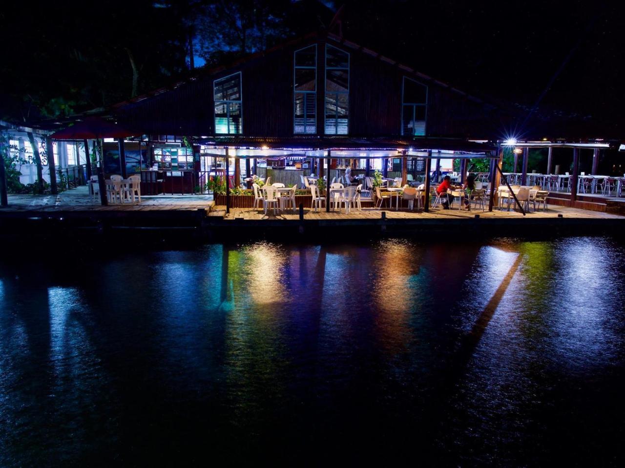 Hotel Y Restaurante Backpackers Rio Dulce Town Exterior foto