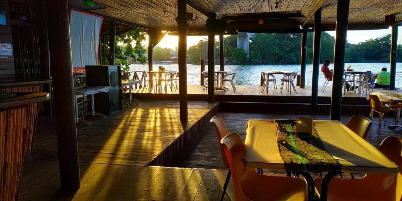 Hotel Y Restaurante Backpackers Rio Dulce Town Exterior foto