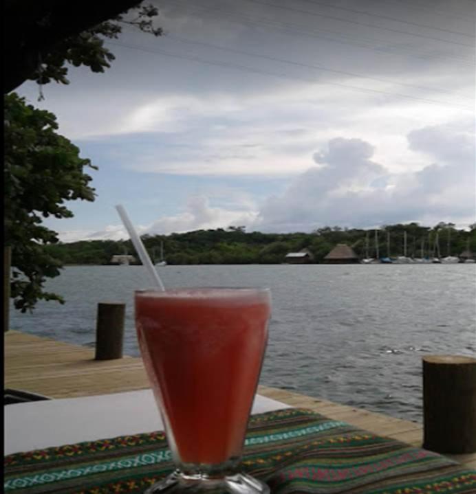 Hotel Y Restaurante Backpackers Rio Dulce Town Exterior foto