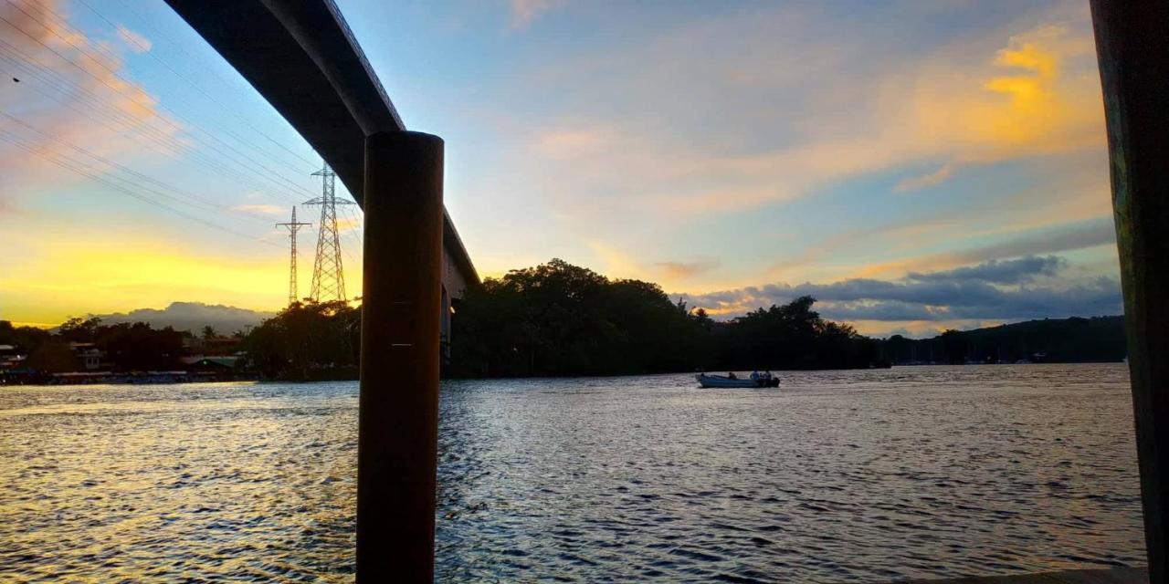 Hotel Y Restaurante Backpackers Rio Dulce Town Exterior foto