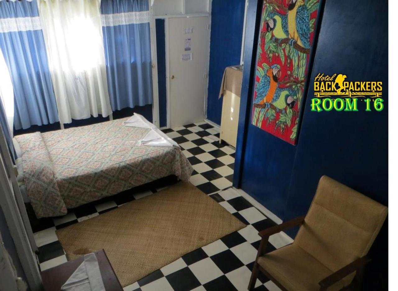 Hotel Y Restaurante Backpackers Rio Dulce Town Exterior foto