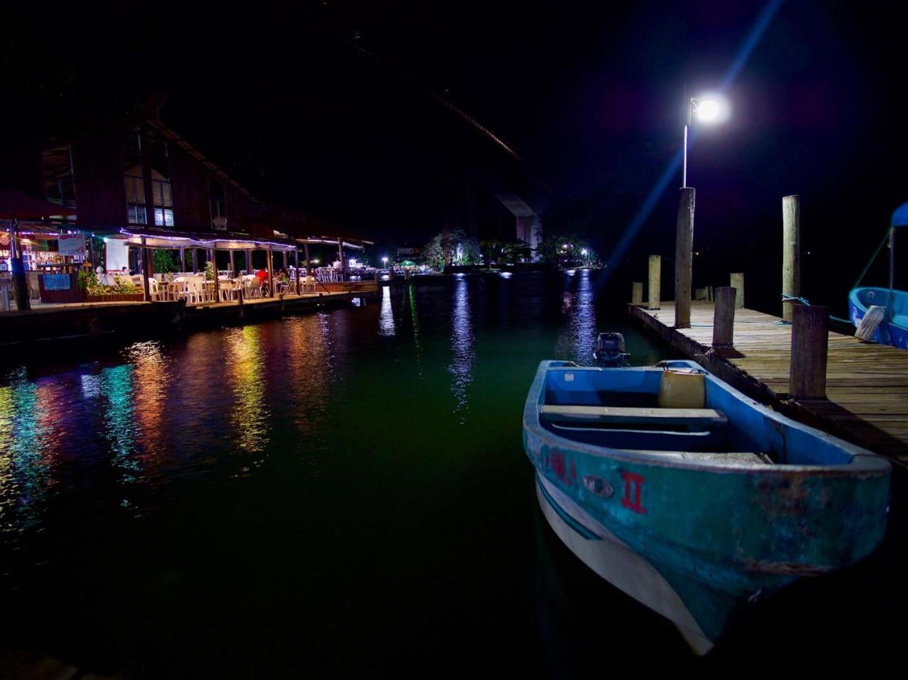 Hotel Y Restaurante Backpackers Rio Dulce Town Exterior foto