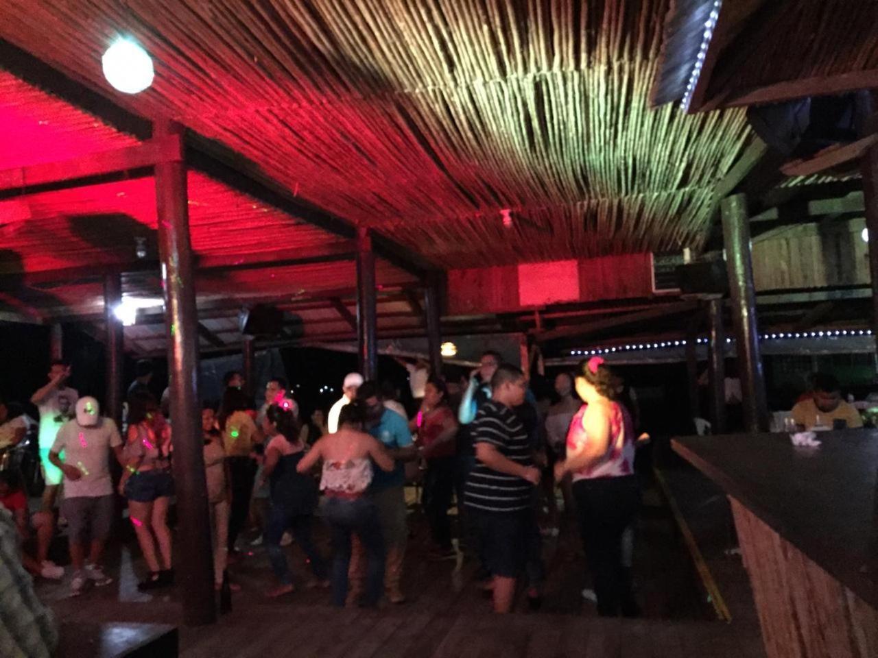 Hotel Y Restaurante Backpackers Rio Dulce Town Exterior foto